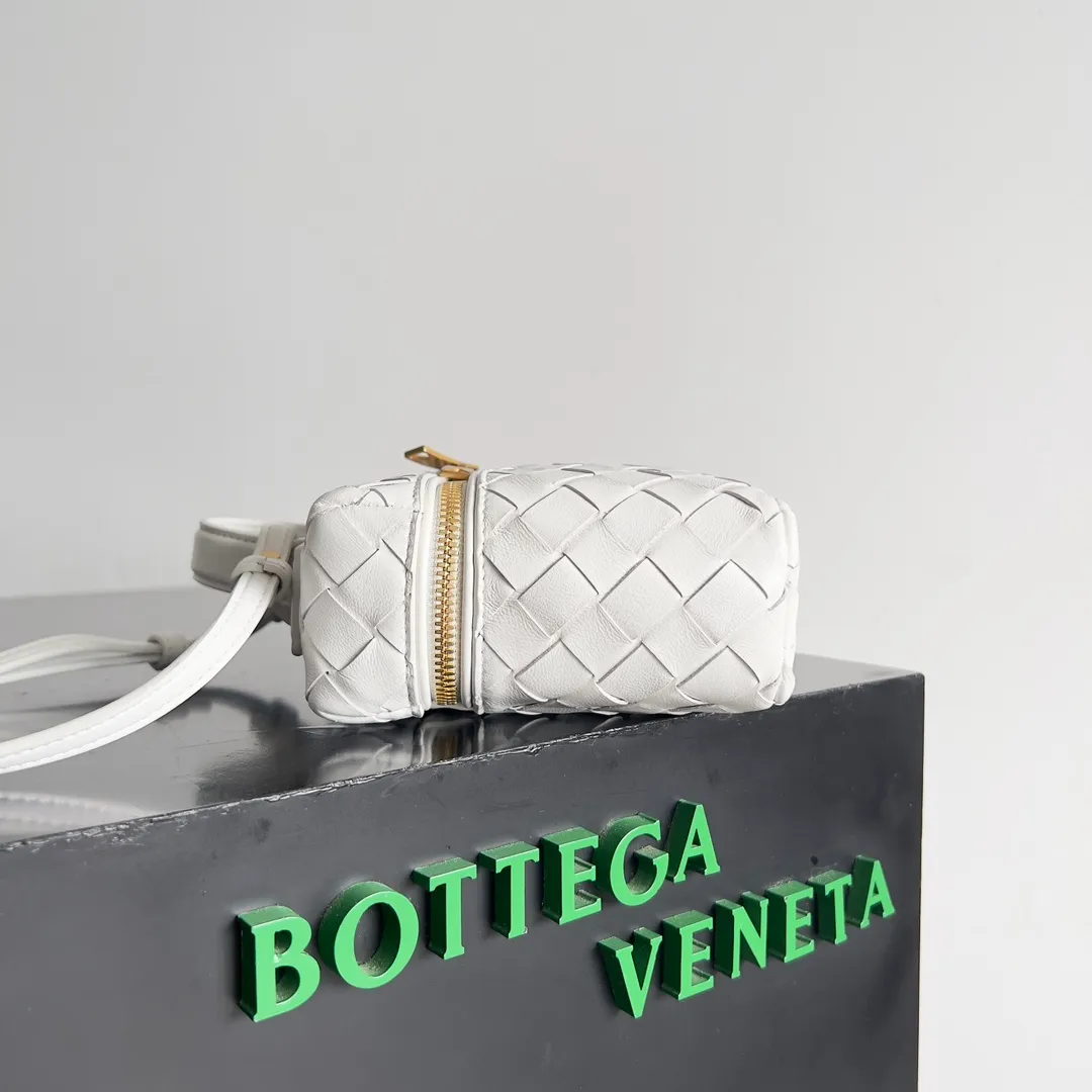 Batch 1360 Bottega Veneta 24 spring and summer woven zipper crossbody bag. A crossbody bag that can be used as a cosmetic bag. The exquisite weaving and compact body are an indispensable accessory for the upcoming summer. The double zipper also better protects the bag. It has a large capacity. If you like it, don’t miss it. Style number: 789109 Size: 22*12.5*5cm